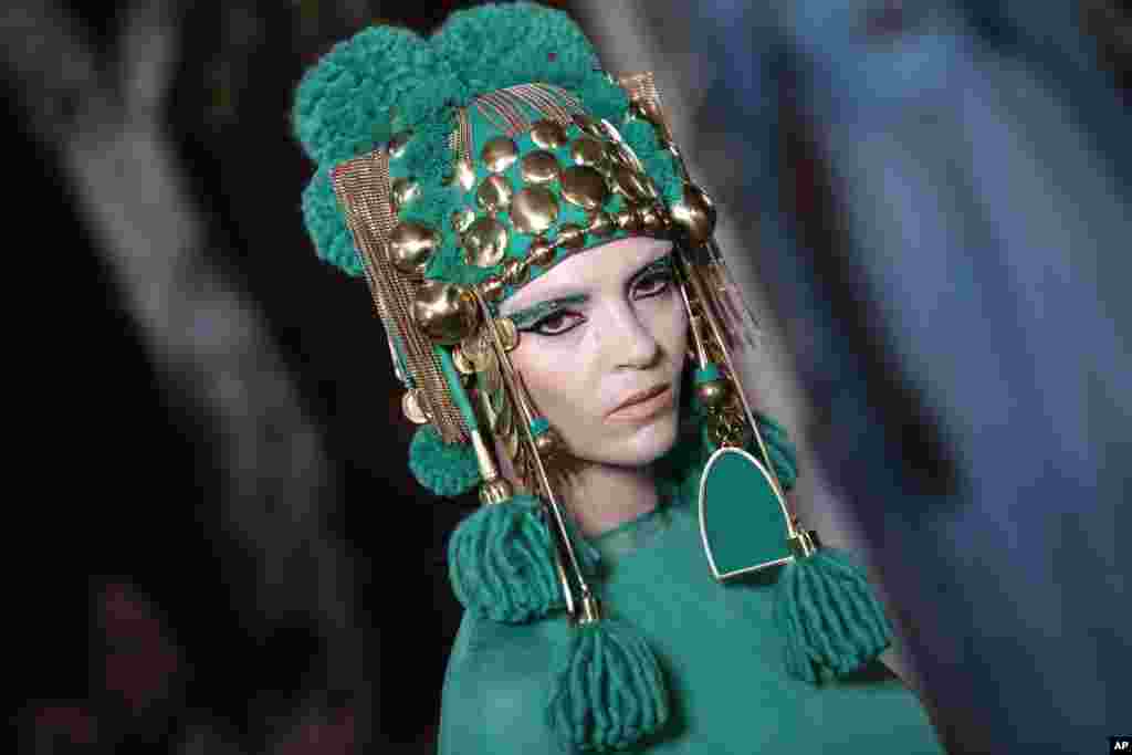 یک مدل در لباس برند والنتینو در نمایش لباس‌های منتخب برای پائیز و زمستان ۲۰۲۰، در هفته مد پاریس
