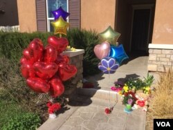 Vecinos de la familia Turpin en Riverside, California, dejan globos y flores para los 13 hijos de la pareja que fueron maltratados y abusados por sus padres.