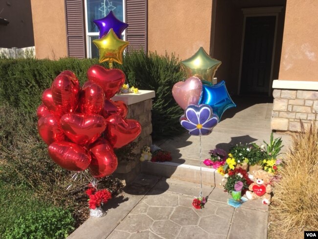 Vecinos de la familia Turpin en Riverside, California, dejan globos y flores para los 13 hijos de la pareja que fueron maltratados y abusados por sus padres.