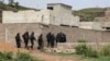 Des policiers maliens prennent position à l'extérieur de Campement Kangaba, une station touristique près de Bamako, au Mali, lundi juin. 19, 2017. (AP Photo / Baba Ahmed)