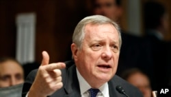 美国参议院少数党党鞭、来自伊利诺伊州的民主党参议员德宾（Dick Durbin）在听证会上讲话（资料图）