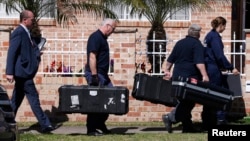 지난 18일 호주 시드니 외곽에서 경찰들이 테러 용의자의 집을 수색하고 있다. (자료사진)