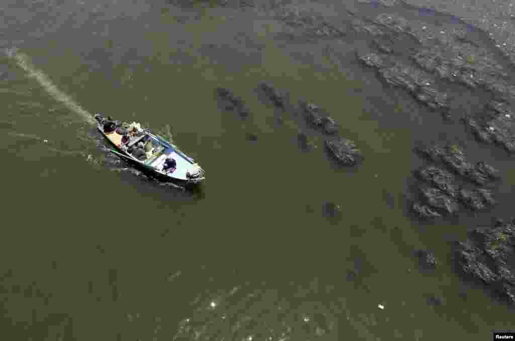 Seorang pria melakukan perjalanan bersama keluarganya dengan menggunakan rumah perahu di Sungai Nil di Kairo, Mesir. 