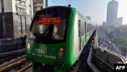Một đoàn tàu chạy thử nghiệm trên tuyến đường sắt giữa Cát Linh và Hà Đông ngày 20/9/2018. Dự án đường sắt nội đô hiện đại đầu tiên của Hà Nội, do nhà thầu Trung Quốc xây dựng, tiếp tục đội vốn do chậm tiến độ trong nhiều năm qua.