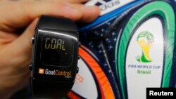 Une montre connectée à la technologie sur la ligne de but utilisée par les arbitres lors du Mondial-2014. (REUTERS/Wolfgang Rattay)