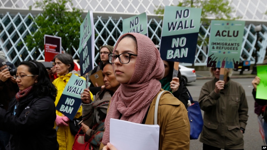 Isra Ayesh (centro) de Seattle, director de organización de Americans for Refugees and immigrants durante una protesta contra la revisada orden del presidente Donald Trump que prohíbe el ingreso al país de una mayoría de refugiados de todo el mundo. Mayo 15, 2017.