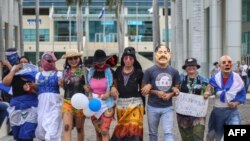 Los manifestantes antigubernamentales participan durante la llamada 'Marcha de burla' para protestar contra el presidente nicaragüense Daniel Ortega en Managua, el 31 de octubre.