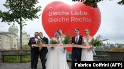 동성결혼에 관한 스위스 국민투표가 진행된 26일 수도 베른에서 커플들이 기념촬영하고 있다.