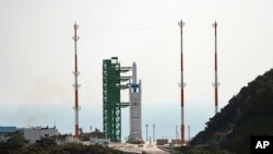 지난해 10월 한국 전라남도 고흥 나로우주센터 발사대에 한국형 발사체 '누리호'가 세워져 있다. (자료사진)