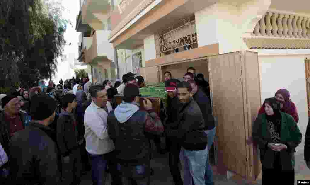 Men carry the coffin of Yassine al-Abidi, who gunned down 20 foreign tourists at Tunisia&#39;s Bardo Museum, in Tunis, March 22, 2015.