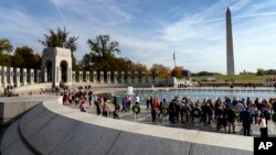 واشنگٹن میں دوسری جنگ عظیم کی یادگار پر سابق فوجی اور ان کے عزیز و احباب جمع ہیں۔ گیارہ نومبر 2021