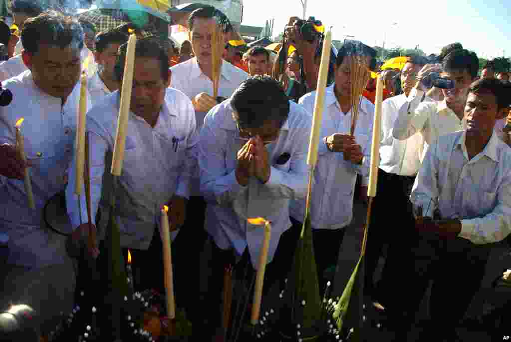 ខ្មែរ​កាន់​ទុក្ខ​នៅ​ក្រោយ​សោកនាដកម្ម​នៅ​លើ​ស្ពាន​កោះ​ពេជ្រ