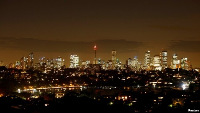 悉尼的中央商务区在日落之后华灯初上。