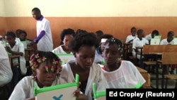 (Foto de arquivo) Crianças exploram pequenos computadores portáteis na escola da missão católica Dom Bosco no Sambizanga, Luanda. Angola