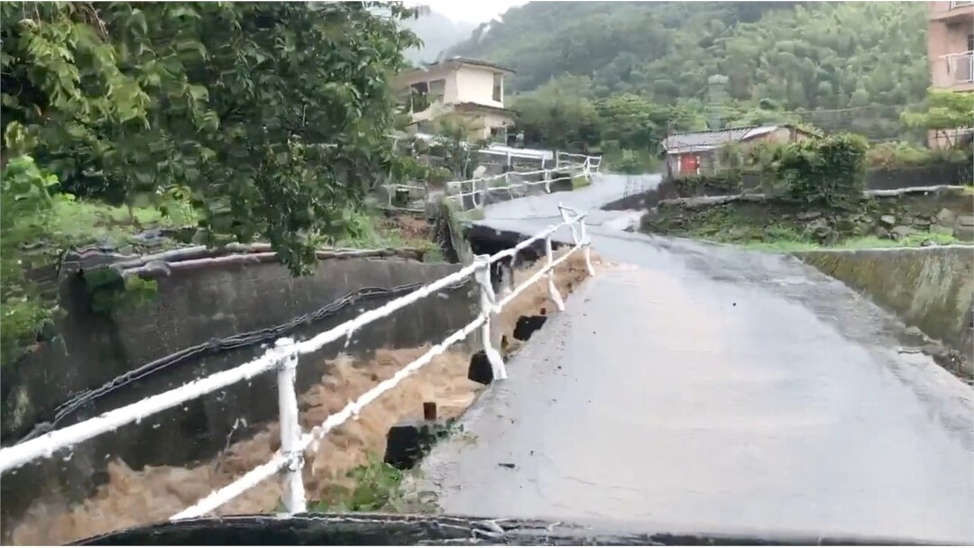 Air banjir di selokan di Kure, Prefektur Hiroshima, Jepang setelah hujan deras, 13 Agustus 2021.( TWITTER @KAPPACHAN1115 /via REUTERS)