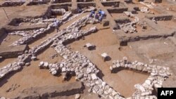 Para arkeolog Israel bekerja di situs En Esur (Ein Asawir) tempat ditemukannya kota kuno berusia 5.000 tahun, dekat Harish, 6 Oktober 2019. 