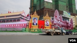 Phnom Penh Authorities installed portraits of Chinese President Xi Jinpin and Cambodia King, Norodom Sihamoni in a Phnom Penh's garden on October 11, 2016. Xi will pay his two-day state visit in Cambodia starting from Thursday this week. (Neou Vannarin/VOA Khmer)