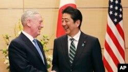 Le secrétaire américain à la Défense Jim Mattis et le Premier ministre japonais Shinzo Abe se serrent la main au bureau du Premier ministre à Tokyo, le 3 février 2017.