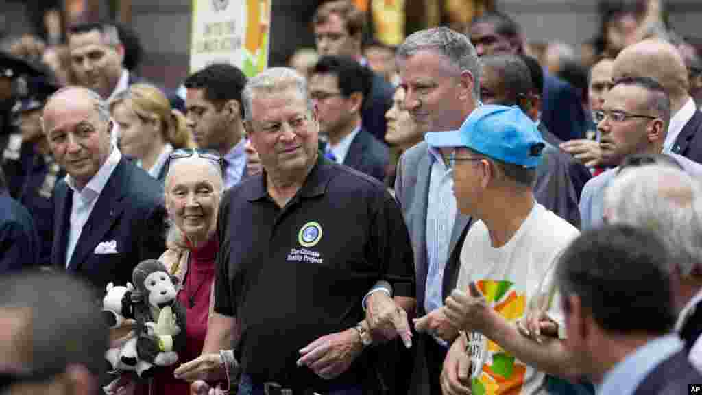 From left, French Foreign Minister Laurent Fabius, primatologist Jane Goodall, former U.S. Vice President Al Gore, New York Mayor Bill de Blasio, and U.N. Secretary General Ban Ki-moon participate in the People's Climate March in New York, Sept. 21, 2014