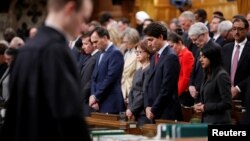 PM Kanada, Justin Trudeau dan para anggota parlemen Kanada melakukan doa untuk para korban penembakan di Masjid Quebec, Kanada, Senin (30/1).