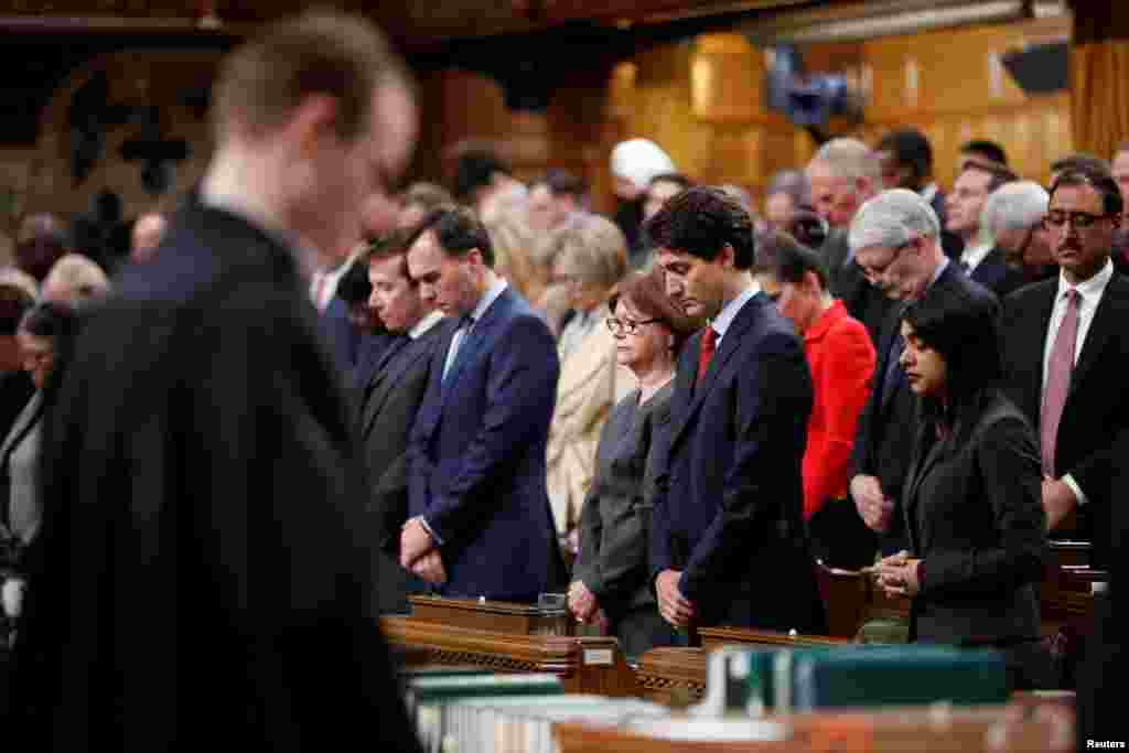 Perdana Menteri Kanada Justin Trudeau mengheningkan cipta bersama para anggota parlemen di Ottawa untuk para korban serangan di masjid Quebec (30/1). (Reuters/Chris Wattie)