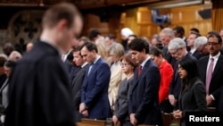 Perdana Menteri Kanada Justin Trudeau mengheningkan cipta bersama para anggota parlemen di Ottawa untuk para korban serangan di masjid Quebec (30/1). (Reuters/Chris Wattie)