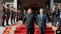 Umutegetsi Kizigenza wa Koreya ya ruguru, Kim Jong-Un, ari kumwe na Prezida wa Koreya y'epfo, Moon Jae-in