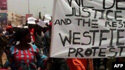 ARCHIVES - Manifestation à Banjul suite à la mort d'une figure de l'opposition gambienne, le 16 avril 2016.