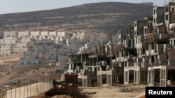 以色列在耶路撒冷附近约旦河西岸占领区建造房屋的照片。
