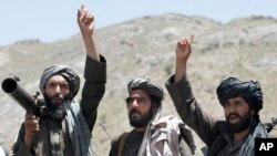 Pejuang Taliban bereaksi saat pemimpin senior mereka berpidato di distrik Shindand, provinsi Herat, Afghanistan, 27 Mei 2016. (Foto: dok).