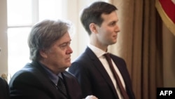 L'ancien stratège en chef de la Maison Blanche Steve Bannon (à gauche) et Jared Kushner, gendre et conseiller principal du président américain Donald Trump, assistant à une réunion du cabinet à la Maison Blanche à Washington, DC, 12 juin 2017. .