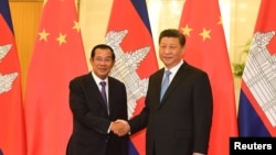 中国国家主席习近平2019年4月29日在北京人大会堂会晤到访的柬埔寨首相洪森。