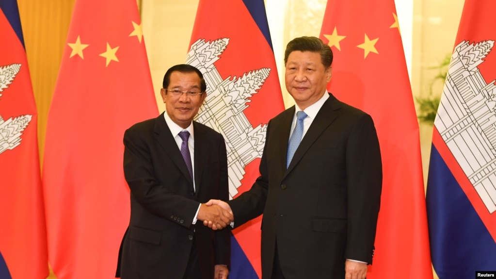 FILE - Cambodia’s Prime Minister Hun Sen shakes hands with China's President Xi Jinping before their meeting at the Great Hall of the People in Beijing, China April 29, 2019. (Madoka Ikegami/Pool via REUTERS) 