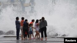 Las olas estallan en el Puerto de Veracruz antes de la llegada de Franklin, ahora convertido en tormenta tropical