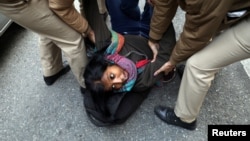 دہلی، شہریت کے متنازعہ قانون کے خلاف مظاہرے میں شریک طالبہ کو پولیس روکنے کی کوشش کر رہی ہے۔ دسمبر 27, 2019 (فوٹو ، رائٹرز)