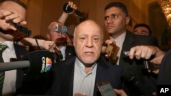 Menteri Perminyakan Iran, Bijan Namdar Zanganeh, berbicara kepada media di sebuah hotel di Wina, Austria, Selasa, 19 Juni 2018 (foto: AP Photo/Ronald Zak)