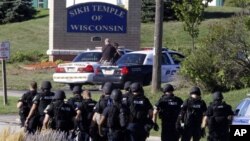 Cảnh sát bên ngoài đền thờ Sikh ở Oak Creek, bang Wisconsin sau khi một vụ nổ súng, ngày 5/8/2012