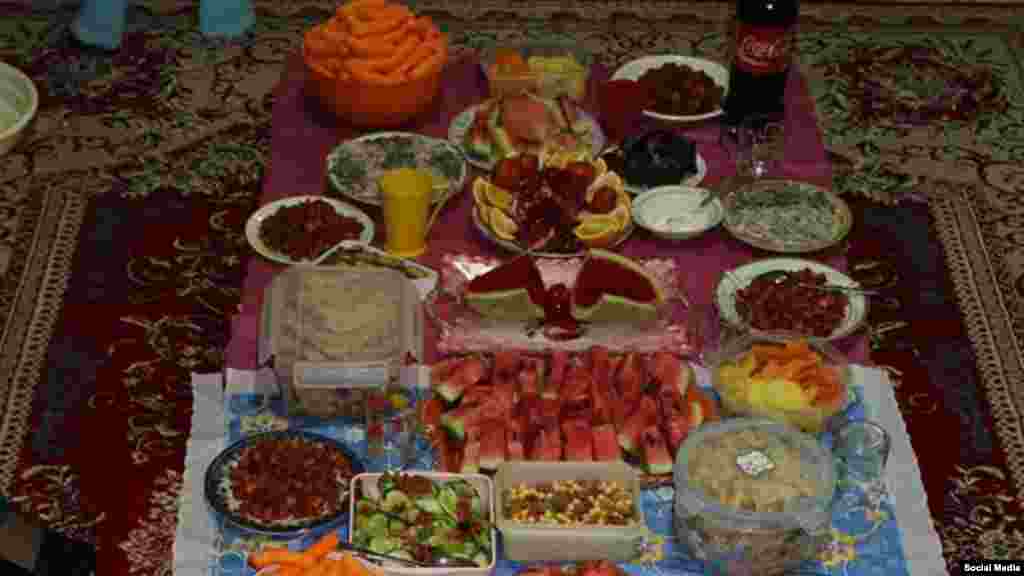 سفره شب یلدا - عکس ارسالی از عطی، سفره دانشجویی ! 