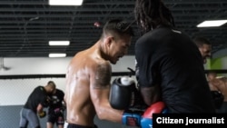 ທ້າວ ອອນເດຣ ສຸກຄຳທັດ ຝຶກຊ້ອມກັບຄູ່ຊ້ອມຂອງລາວ.