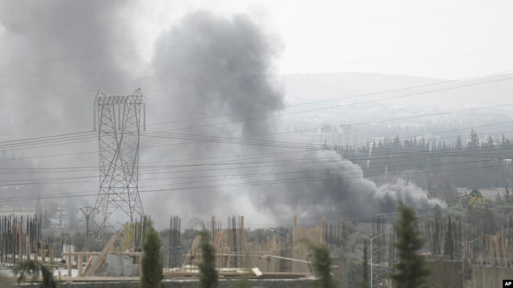 Asap mengepul di pedesaan Damaskus, Suriah, pada 30 Oktober 2021, menyusul apa yang dikatakan media pemerintah Suriah sebagai serangan udara Israel. (Foto: AP)