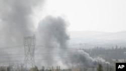 دود ناشی از حملات هوایی منتسب به اسرائیل به حومه دمشق، پایتخت سوریه. (آرشیو)
