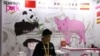 资料照片：上海中国国际进口博览会上的西班牙猪肉展位。(2018年11月6日)
