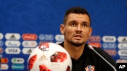 Dejan Lovren, de Croacia, responde a preguntas durante conferencia de prensa en Luzhniki Stadium en Moscú, en la víspera de la semifinal entre Inglaterra y Croacia el martes, 10 de julio de 2018.