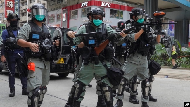 香港防暴警察向抗议中国人大制定港版国安法的示威者发射催泪瓦斯。(2020年5月24日)