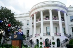 Presiden AS Joe Biden memberi kata sambutan dalam perayaan Hari Kemerdekaan di South Lawn, Gedung Putih, di Washington, Minggu, 4 Juli 2021. (Foto: AP Photo/Patrick Semansky)