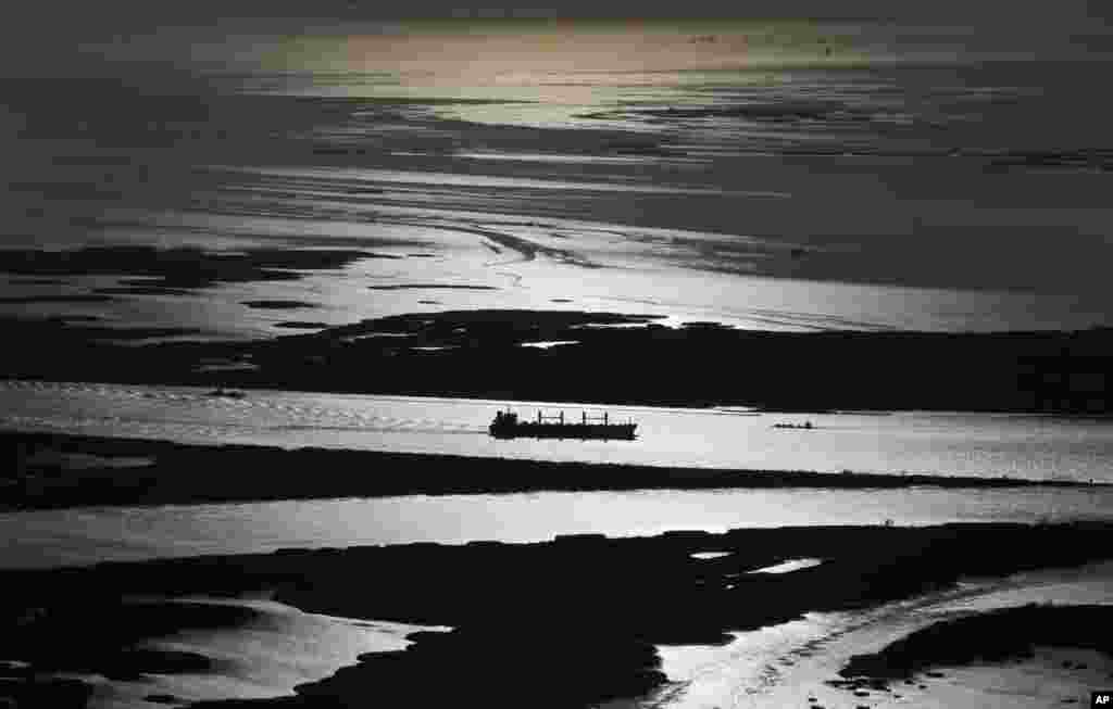 A cargo ship plies the Mississippi River towards New Orleans in Plaquemines Parish, Louisiana, USA, March 31, 2015.