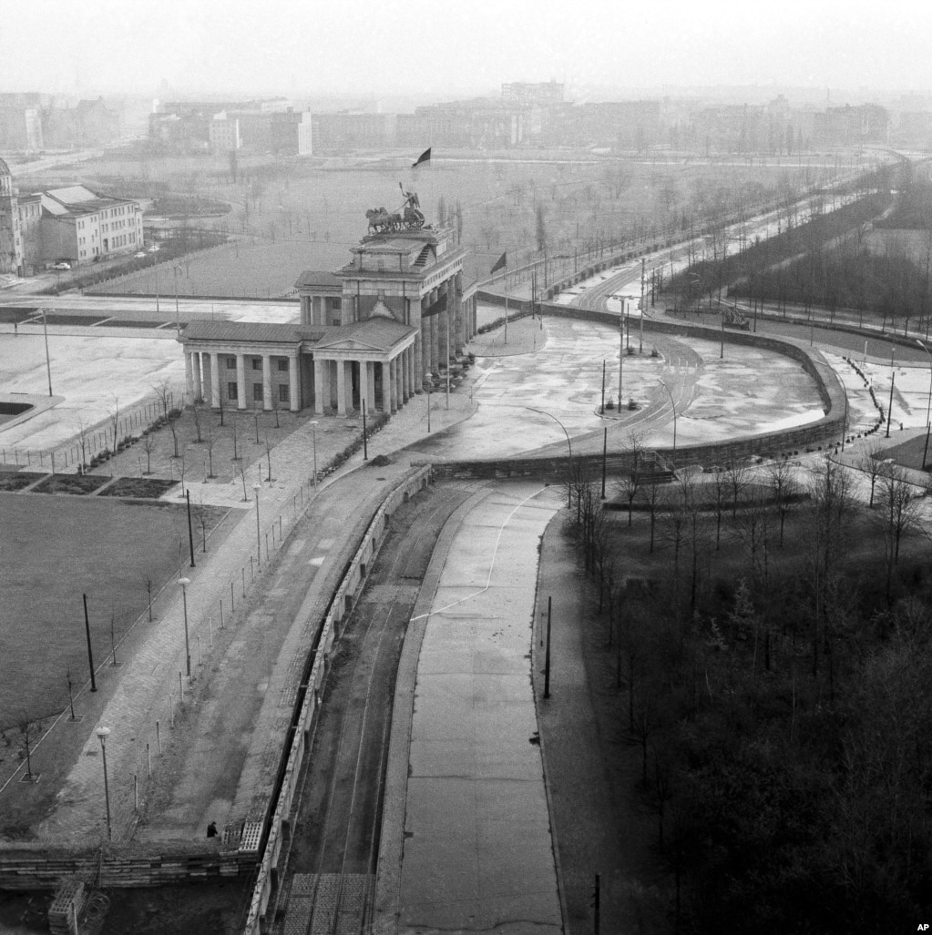 دروازه براندنبورگ در برلین و درست در جایی که دیوار برلین شرقی و غربی را جدا می‌کرد