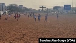 Des jeunes jouent au football malgré les restrictions en vigueur, à Dakar, le 27 mai 2020. (VOA/Seydina Aba Gueye)