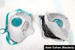Una máscara reutilizable inventada por investigadores israelíes que dicen que pueden desinfectarse y matar al COVID-19 se ve en un laboratorio en Haifa, norte de Israel, el 10 de junio de 2020. REUTERS/Amir Cohen