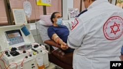 اسرائیل کے ایک اسپتال میں کرونا سے صحت یاب ہونے والا ایک شخص پلازما کا عطیہ دے رہا ہے۔